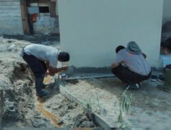 Brimob Polda Sumut Bersama Warga Wujudkan MCK Layak Bagi Korban Banjir Tolang Julu