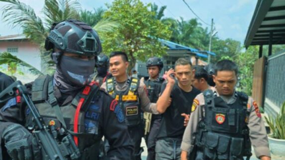 Brimob Polda Sumut dan BNN Gerebek Kampung Narkoba di Percut Sei Tuan
