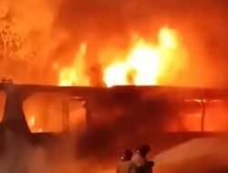 Diduga Akibat Konsleting, Bus Rosalina Indah Terbakar di Tol Sragen