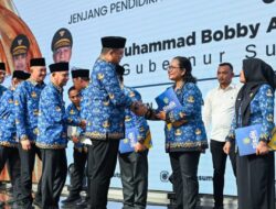 Gubsu Serahkan 248 SK Penugasan, Ingatkan Kepsek Jangan Ada Pungli