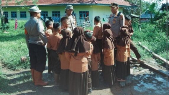 Kunjungan Humanis Polri ke Madrasah Sipirok, Cek Fasilitas Pengungsian dan Motivasi Pelajar
