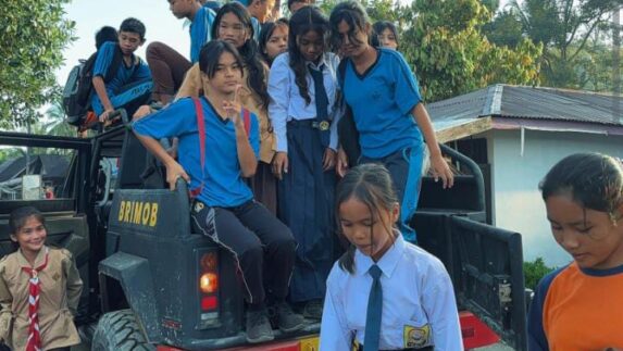 Pasca Bencana, Brimob Polda Sumut Pastikan Anak-anak Garoga Tetap Sekolah