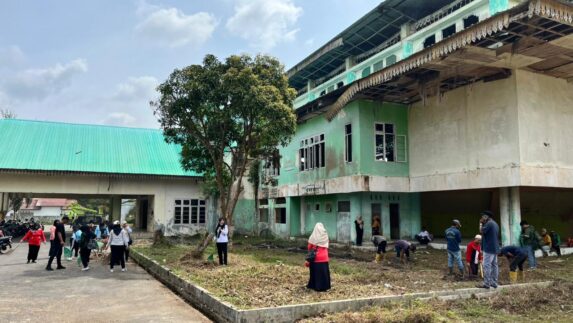 Pemko Tanjungbalai Gotong-royong Bersihkan Gedung Serbaguna