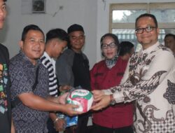 Pemko Tanjungbalai Serahkan Hibah Peralatan Olahraga ke Sejumlah Klub