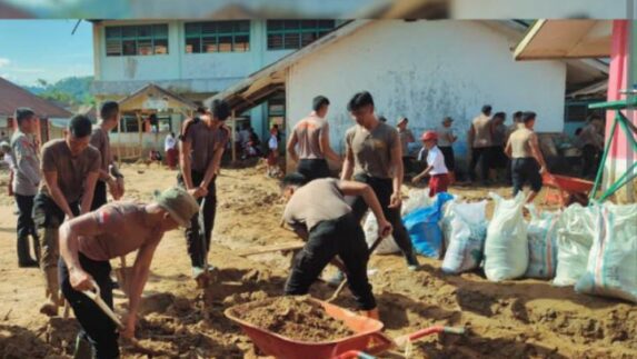 Percepat Pemulihan Pendidikan di Tapteng, Brimob dan TNI Bersihkan Sekolah
