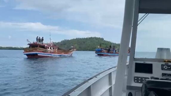 TNI AL Amankan Dua Unit Kapal Pengangkut Ratusan Ekor Babi di Perairan Nias Utara