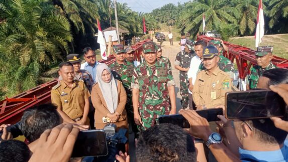 Akhiri Keterisolasian Warga Langkat, TNI dan PTPN IV PalmCo Bangun Jembatan Darurat