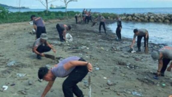 Brimob Polda Sumut Bersih-bersih di Pantai Sirao