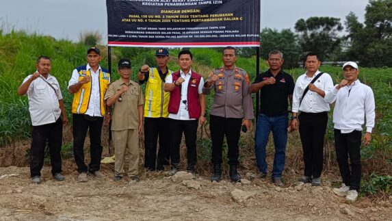 Cegah Galian C Ilegal, Polres Sergai Pasang Spanduk Larangan di Sungai Ular