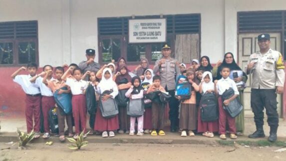 Kapolri Salurkan Ratusan Paket Perlengkapan Sekolah di Tapteng