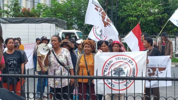 Puluhan Petani Geruduk Kantor Bupati Simalungun