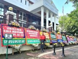 Sidang Lanjutan Gugatan RUPTL Kembali Digelar, Papan Bunga Hiasi PTUN Jakarta