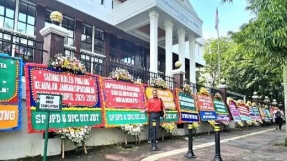 Sidang Lanjutan Gugatan RUPTL Kembali Digelar, Papan Bunga Hiasi PTUN Jakarta
