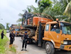 Dikawal Brimob Bersenjata Lengkap, Alat Berat Tambang Emas Ilegal Dievakuasi ke Batalyon C Sipirok
