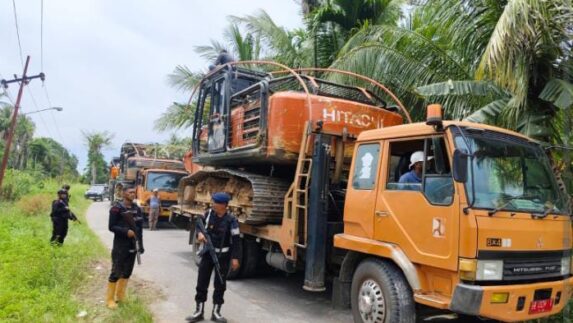Dikawal Brimob Bersenjata Lengkap, Alat Berat Tambang Emas Ilegal Dievakuasi ke Batalyon C Sipirok