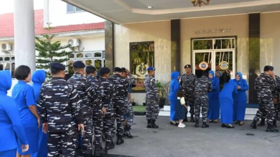 Kebersamaan Idul Fitri 1447 H, Danlanal TBA Sholat Bersama Warga Komplek