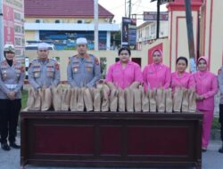 Polresta Deli Serdang Bersama Bhayangkari Bagikan Takjil ke Pengguna Jalan