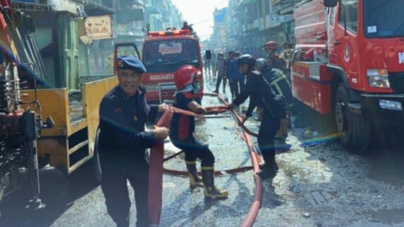 Brimob Polda Sumut Gerak Cepat Tangani Kebakaran Ruko di Pematangsiantar