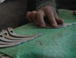 PalmCo Tingkatkan Produksi Sentra Pandai Besi di Kampar Riau