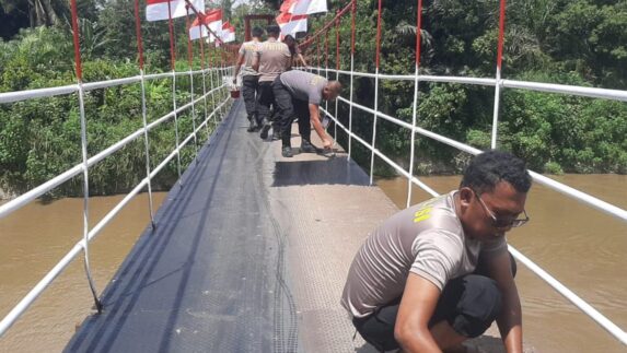 Sambung ‘Urat Nadi’ Ekonomi, Personel Polsek Padang Bolak Perbaiki Jembatan di Portibi