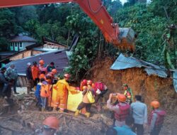 Tim SAR Brimob Polda Sumut Evakuasi Korban Longsor di Sembahe
