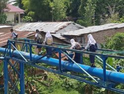 Jembatan Tak Kunjung Diperbaiki, Pelajar di Medan Lewati Pipa Air