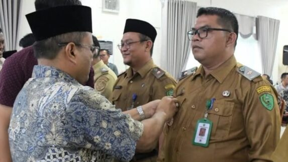 Pemko Padangsidimpuan Berikan Tanda Jabatan Kepada Sekda dan Kepala OPD