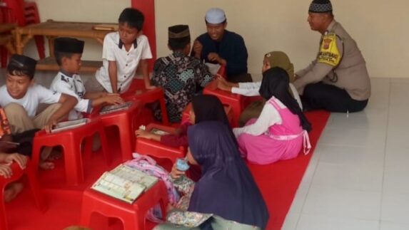Bhabinkamtibmas Dampingi Anak-anak Belajar Al-Qur’an di Polsek Selesai
