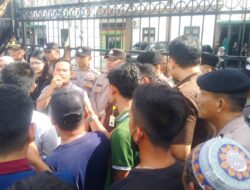 Ratusan Warga Sopo Batu Geruduk Kejari Madina, Minta Usut Dugaan Korupsi Dana Desa