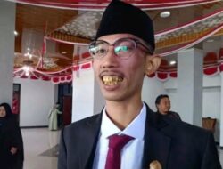 Oknum Anggota DPRD di Jember Main Game dan Merokok Saat Rapat