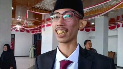 Oknum Anggota DPRD di Jember Main Game dan Merokok Saat Rapat