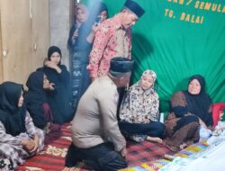 Hadir Ditengah Duka Warga, Bhabinkamtibmas Pulau Simardan Sampaikan Pesan Kamtibmas