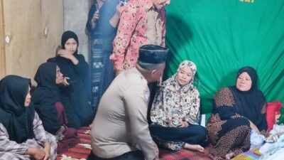 Hadir Ditengah Duka Warga, Bhabinkamtibmas Pulau Simardan Sampaikan Pesan Kamtibmas