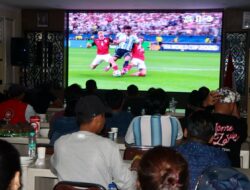 Kapolrestabes Medan Nobar Piala Dunia 2026 Bersama Personel dan Masyarakat
