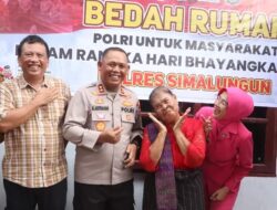 Kapolres dan Ketua Bhayangkari Simalungun Serahkan Rumah Baru ke Opung Sipayung