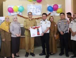 Wakil Walikota Tanjungbalai Serahkan Hadiah kepada Lima Wajib Pajak