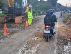 Polres Toba Kawal Perbaikan Jalan Amblas di Lumban Julu